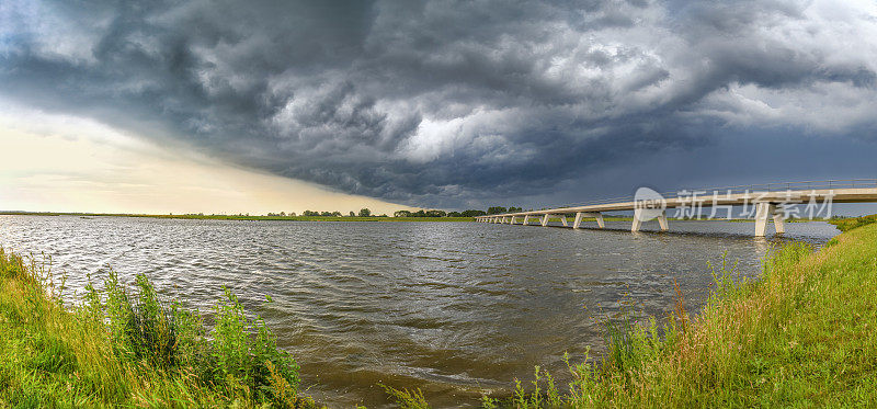 雷雨云接近IJsseldelta Kampen附近的reevdiep水道